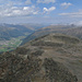 Auf dem Gipfel des Piz Rosatsch (3123m), unten im Tal Samedan, rechts der Piz Mezdi