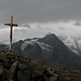 Gipfelkreuz auf dem Piz Surlej (3188m), dahinter der Piz Tschierva (3546m)