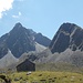 Ein weiteres Hütterl auf den Luibisböden; rechts führt ein Steig zum Moalandlsee hinein.