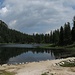 Romantisch liegt das Rifugio etwas oberhalb des Ufers des Lago Federa.