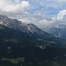..... hat man einen schönen Blick über das Talbecken von Cortina mit den Tofanen gleich gegenüber. Im Hintergrund ist der Cristallo zu erkennen.