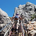Die letzten paar Meter werden auf einer Treppe zwischen den Felsen zurückgelegt.