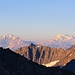 Mittlerweile bescheint die Sonne die hohen Walliser Gipfel: Weissmiesgrppe und Monte Rosa, davor die Saaser 4000er.