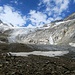 Über die Gletscherschliffplatten steigen wir zum Biwak (rechts oben).