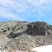 Der Gipfelaufbau zum Isentällispitz. Der grosse abschüssige Felskopf rechts kann beidseitig umstiegen werden, oben ist es eine einfache Schutthalde T4-