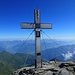 Gipfelkreuz mit den Berchtesgadener Alpen im Hintergrund