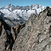 Schöne Kletterei auch am S-Grat: über der Kette von Hubelhorn bis Ankenbälli von links Studerhorn, Finsteraarhon, Agassizhorn, Lauteraarrothörner, Hugihorn, Kleines Lauteraar- sowie Lauteraar- und Schreckhorn