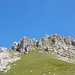 Der Aufstieg zum Piz Calandari erfolgt durch das Wiesen-Band in der Mitte, am Schluss über ein paar Felsblöcke zum Gipfelkreuz