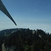 auf dem Windrad (in der Glaskuppel): Blick in Richtung Bergstation Grouse Mountain. Vancouver steckt unter der Nebeldecke