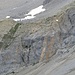Der kleine weiße Pfeil markiert einen Berggänger auf der 28 m hohen Leiter als Zustieg zum Rot Band zur Ruggubelhütte