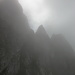 Abstieg durch das Lättgässli: schon gehören die Lanzizähne der Erinnerung an und verschwinden im Nebel...