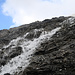 ein Gletscherbach sprudelt den Felsen hinunter