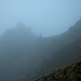 Trotz Nebel nicht zu verfehlen: der grosse Steinmann auf dem Läsisattel, links die Läsisteck