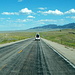 Wie üblich im Westen der USA geschieht die Anfahrt zu den Gebirgen über lange, schnurgerade, und fast leere Highways. Hier, irgendwo im Süden Wyomings.