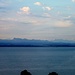 Blick über den Lac de Neuchâtel. Am frühen Morgen erkennt man den [http://www.hikr.org/tour/post112162.html Moléson], die Rochers de Naye und sogar den Mont Blanc.