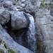 Gletscherbach mit eingeklemmten Steinchen
