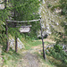 Schon tibetanisch anmutender Wegschild beim Tschongbach