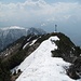 Hier nun Blick zum Kreuz vom höchsten Punkt am Hohen Fricken (1940 m). Es folgt der Abstieg im Tiefschnee (leider keine Fotos von diesem Stück ...)