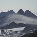 Berge über dem Gletscherskigebiet