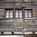 Tipica abitazione di Ossasco.<br />Interessanti sono i tre "<b>Balcoi</b>". Il "Balcon" è l'imposta esterna della finestra, compatta, senza assicelle, fatta con una o più tavole di legno. Si noti che tutte e tre sono scorrevoli.