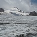 Es ist nicht einfach, eine Route über den (aperen) Gletscher zu finden, da es viele Spalten gibt! Der Wilde Freiger ist verhüllt.