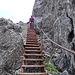 Stabile und gut angelegte Treppe mit Drahtseil ...