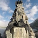 <b>La statua in bronzo è opera del pittore e scultore ticinese Fausto Agnelli (1879-1944), il basamento, costituito da massi granitici, è stato eretto dal mastro muratore Francesco Balerna di Lamone e da cinque aiutanti. L’inaugurazione ebbe luogo il 18.8.1928, novant’anni fa. Si era agli albori delle forze aeree svizzere, fondate il 31 luglio del 1914, ma con Guex erano già 34 i piloti militari caduti in azione.</b>
