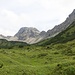bei der Alp Falludriga öffnet sich dieser tolle, eher flache Boden umgeben von Kalkmassiven