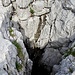 Überall trifft man auf tiefe Schlünde und unterirdische Höhlen in diesem kalkigen Karstgestein.