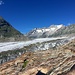 Im Aufstieg durch die rötlichen Platten am Rand des Gletschers