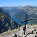 Geschafft! Bilderbuchpanorama mit Vorder Glärnisch Gipfelkreuz vor Klöntalersee