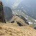 Rückblick über die steilen Grasplanggen unterhalb des Kasten-Gipfels