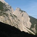 Die Hüttenspitze, aus dem oberen Halltal gesehen. Links die markante Wechselscharte und die Geröllschlucht, durch die mein Abstiegsweg herunterführte. Die Alpensöhnehütte ist bei entsprechender Vergrößerung rechts bei der grünen Wiese zu erkennen.