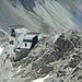 Die Bergstation Vallugagrat.<br />Die neue Wegführung führt über die Felsplatten im Vordergrund.