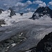 Blick von der Cabane de Vignettes: Rechts der Petit Mont Collon, links L'Evêque. Der Gletscher ist der Glacier du Mont Collon: Der Pass rechts der Bildmitte ist der Col de l'Evêque, der auch in der Patrouille des Glacier überschritten wird. 