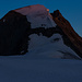 Sanfte Sonne am Mont Blanc de Cheilon: Dort wo das Licht einfällt auf die Schneekuppe ist der Ostgipfel des Mont Blanc de Cheilon, der Felsgipfel rechts ist der Haupt- oder Westgipfel. Der Grat dazwischen ist ebenfalls ausmachbar. 