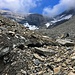 Blick vom stark mit Geröll übersäten Gletschertor des Schwarzgletschers zum Aufstieg zum Zackengrat