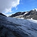 über die Wielingerscharte (Gletscher) gehen Bergsteiger ohne Seil, der Bereich ist fast spaltenfrei