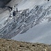im Detail sieht man noch sehr viel Schnee auf dem Gletscher, aber auch in und über den Spalten