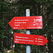 Im Aufstieg zwischen Rudno polje und Studorski preval - An Abzweigungen und Kreuzungen befinden sich in der Regel Wegweiser. Wir folgen natürlich dem Schild in Richtung Triglav.