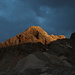 Am Dom Planika - Das erste Sonnenlicht sorgt auf den benachbarten Felsspitzen für Alpenglühen, in diesem Fall Julisches.