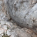 Im Abstieg vom Mali Triglav zum Dom Planika - Wieder in der schmalen Rinne, über der etliche lose Steine lauern (links). Ein Helm ist also mehr als ratsam.