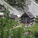 Im Abstieg zwischen Konjsko sedlo und Vodnikov dom - Blick zur Hütte.