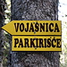 Unterwegs zwischen Studorski preval und Rudno polje - Das "Parkirišče"-Schild kennzeichnet offensichtlich den kleinen "Parkplatz". Wir schlendern allerdings noch weiter in Richtung "Vojášnica" (Kaserne), da sich unser Parkplatz in der Nähe der Kaserne und des Biathlon-Stadions befindet.
