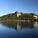Am Blejsko jezero (Bleder See) - Blick zur Burg Bled, die schon seit mehr als 1.000 Jahren auf einem Felsen über dem See thront (1011 erstmals erwähnt). Foto vom 04.09.2017.