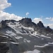 Der Pizol mit dem teilweise noch verschneiten Gletscherchen und den gut sichtbaren Gletscherbächen
