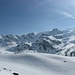 All'inizio della cresta in alto c'è il Rifugio Casati poi tutta la dorsale che conduce al Cevedale. Sulla DX il canale con il ghiacciaio verso il Monte Pasquale