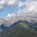 Bildmitte: Cime du Gelas (3143 m). Rechts davon iin den Wolken befindet sich der Mont Clapier, mit 3045 m der südlichste 3000er der Alpen.  Vorne der Grasberg Cime de Piagu (2338 m).
