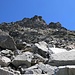Blick vom Bergweg hinauf zum Mittelberg (2718m). Er ist der nördlichste Gipfel des verlängertn Nadelgrates und könnte im III.-Schwierigkeitsgrad bestiegen werden.
