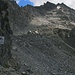 Der Europaweg leitet südlich des Mittelberges und nach Umgehen eines felsigen Gratausläufers durch ein steinschlaggefährdetes Blockfeld. Weit oben ist P.3143m, der Nordgipfel des Breithorns.